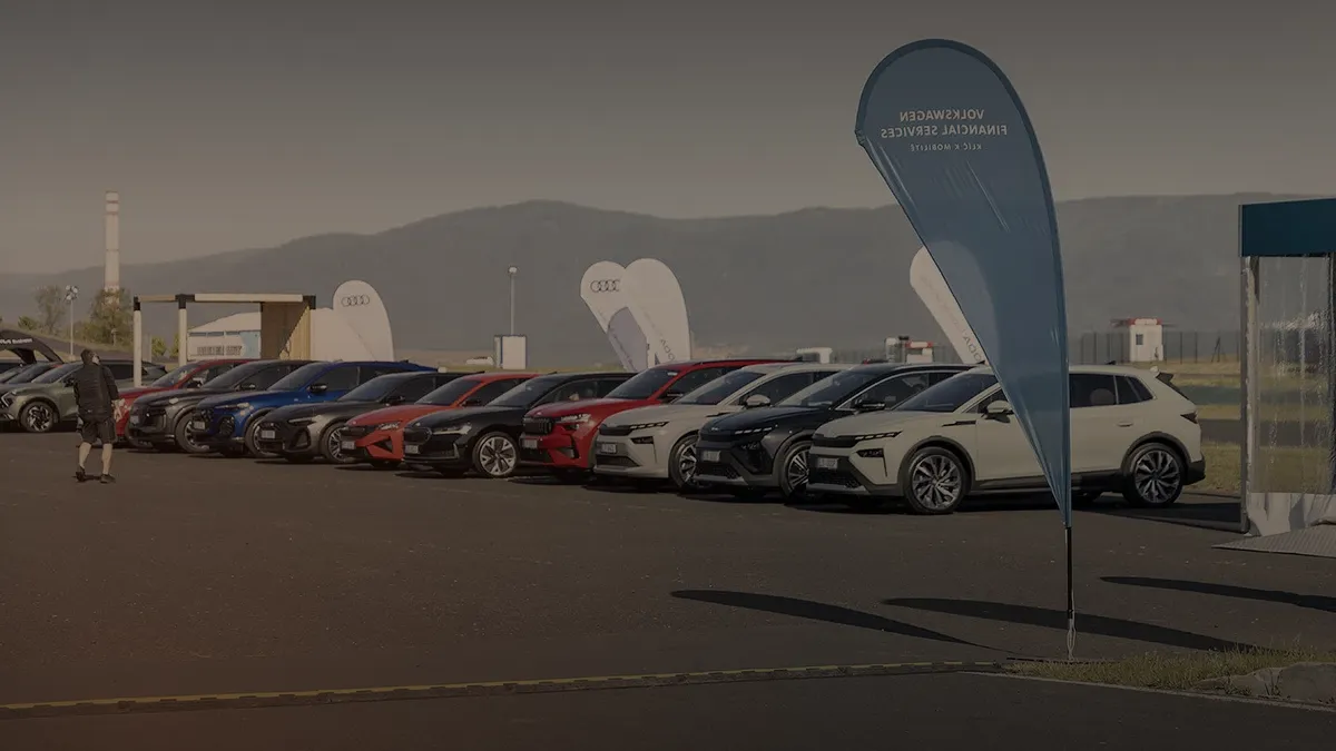Testovací vozy seřazené na letišti během 4FLEET Test Day, RoadPulse