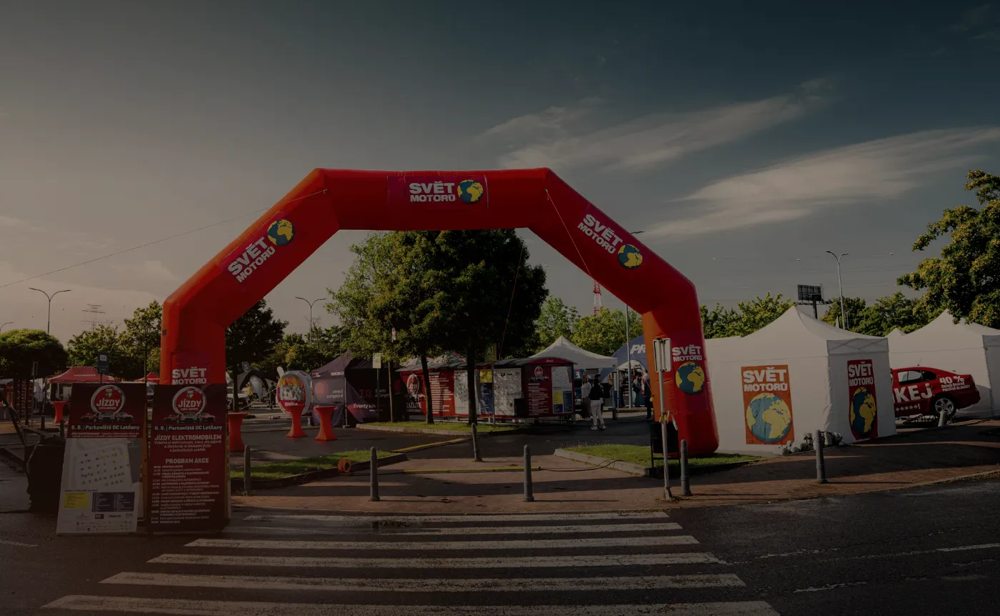 Vstupní brána akce Jízdy Světa motorů na parkovišti OC Letňany, RoadPulse